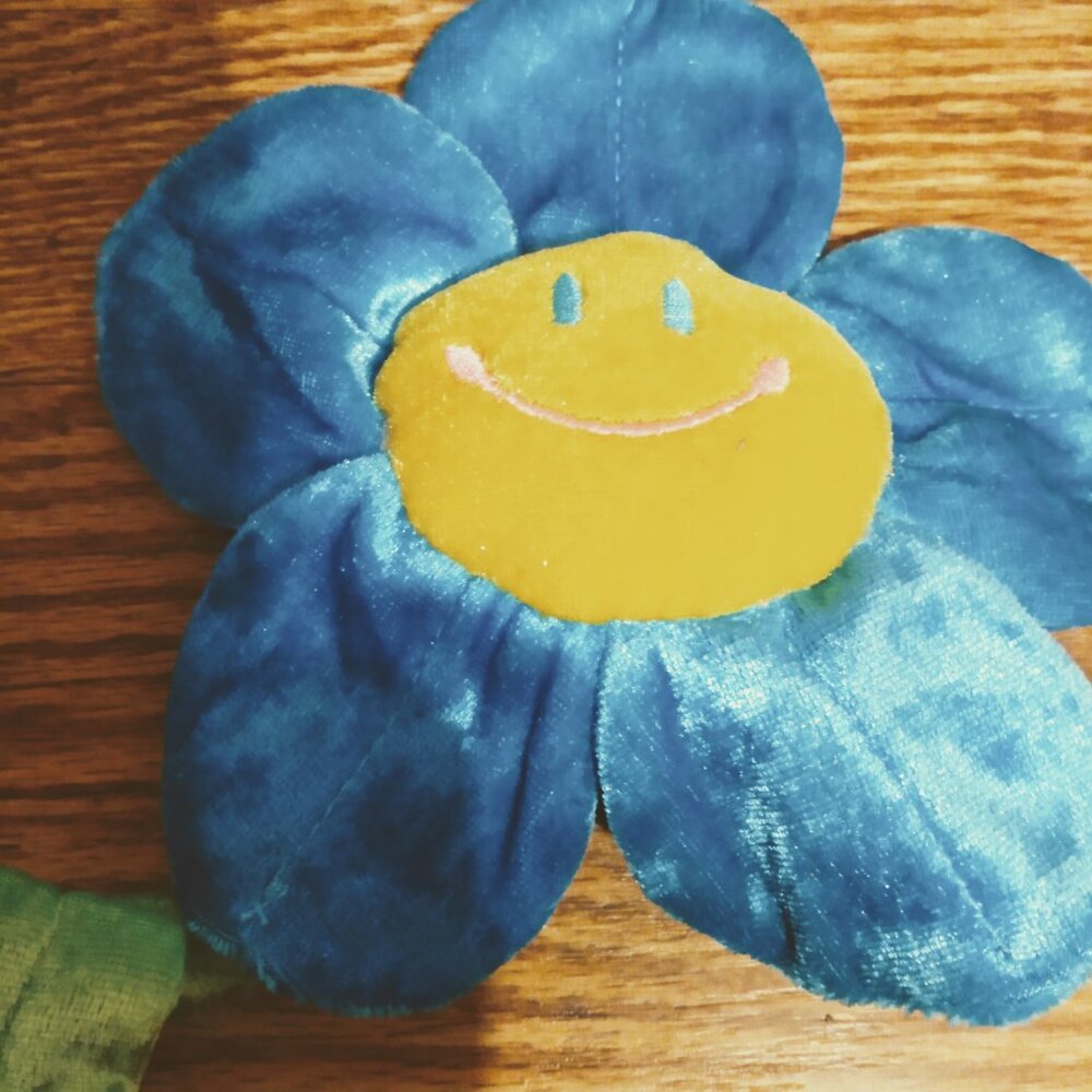 Plush smiling bendable blue flower